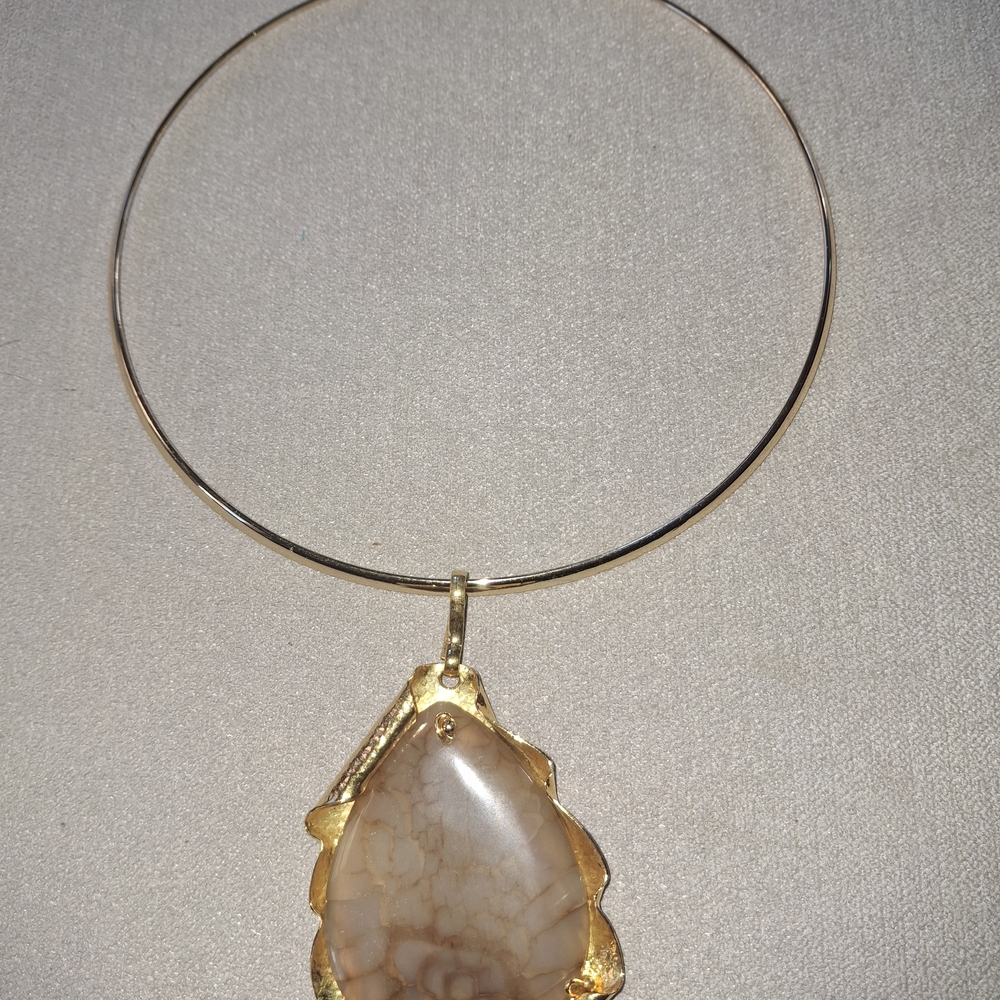 Elegant Gold Pendant Necklace